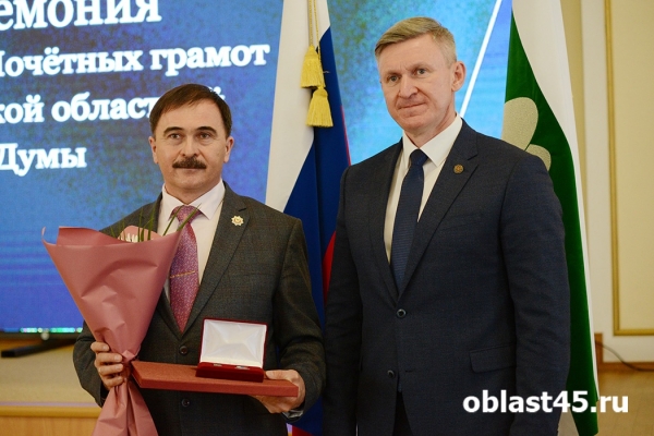 Промышленникам, механизаторам и врачам вручили почетные грамоты Курганской облдумы 