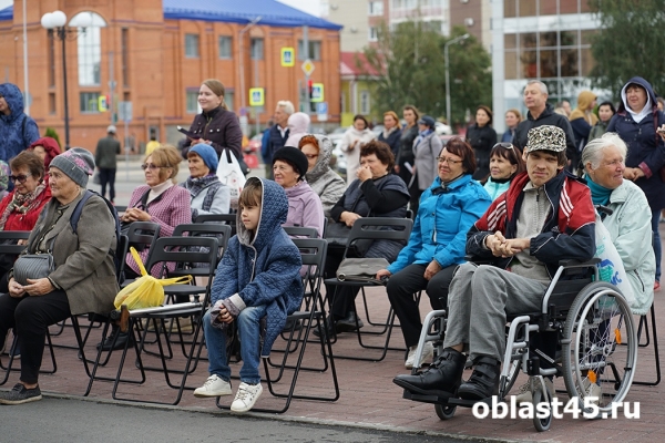 Курганцы лакомились на третий Спас мёдом, орехами и праздничной выпечкой