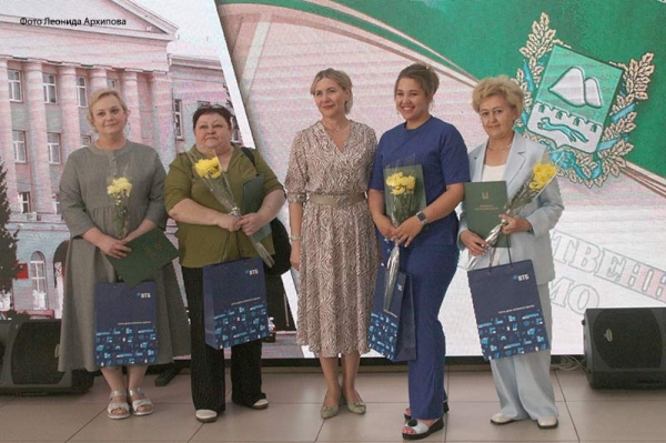 В Кургане наградили лучших медицинских работников В Кургане наградили лучших медицинских работников