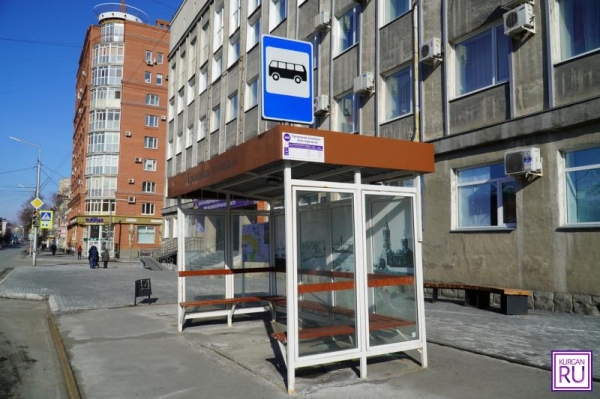 В Кургане двое иногородних разбили остановку и чужое авто