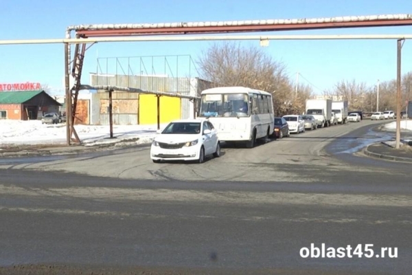 В Кургане на перекрестке улиц Омской - Бурова-Петрова установят светофор В Кургане на перекрестке улиц Омской - Бурова-Петрова установят светофор