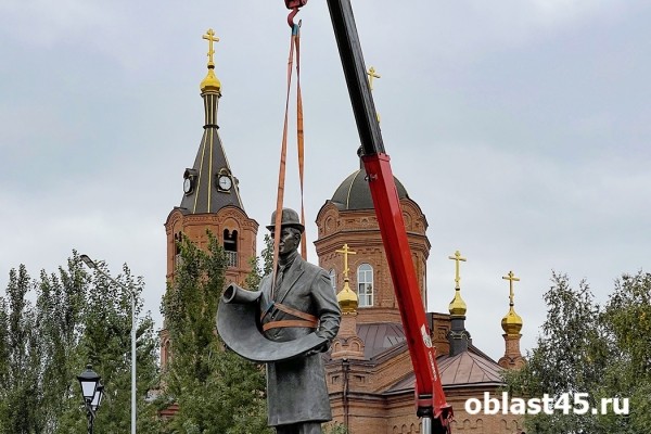 В Кургане установили памятник основателю зауральского машиностроения В Кургане установили памятник основателю зауральского машиностроения