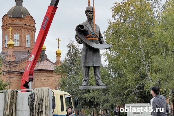В Кургане установили памятник основателю зауральского машиностроения В Кургане установили памятник основателю зауральского машиностроения