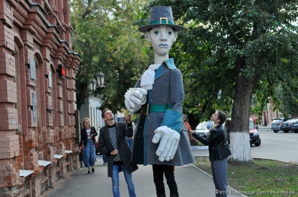 По Кургану прогулялась трёхметровая кукла Гулливер