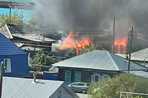 В Северном микрорайоне Кургана загорелся дом В Северном микрорайоне Кургана загорелся дом