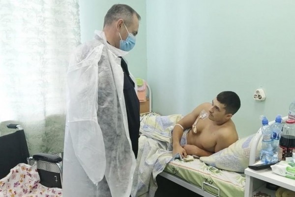 Начальник полиции Зауралья посетил раненых сотрудников в больницах Начальник полиции Зауралья посетил раненых сотрудников в больницах