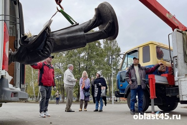 В Кургане установили памятник основателю зауральского машиностроения В Кургане установили памятник основателю зауральского машиностроения
