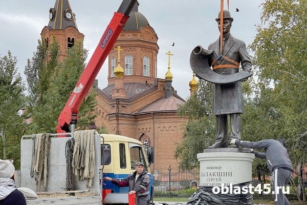 В Кургане установили памятник основателю зауральского машиностроения В Кургане установили памятник основателю зауральского машиностроения