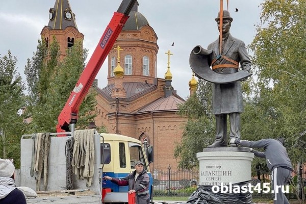 В Кургане установили памятник основателю зауральского машиностроения В Кургане установили памятник основателю зауральского машиностроения