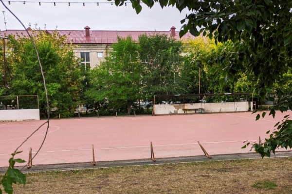 В Кургане разбирают и вывозят игровой корт из Детского парка В Кургане разбирают и вывозят игровой корт из Детского парка