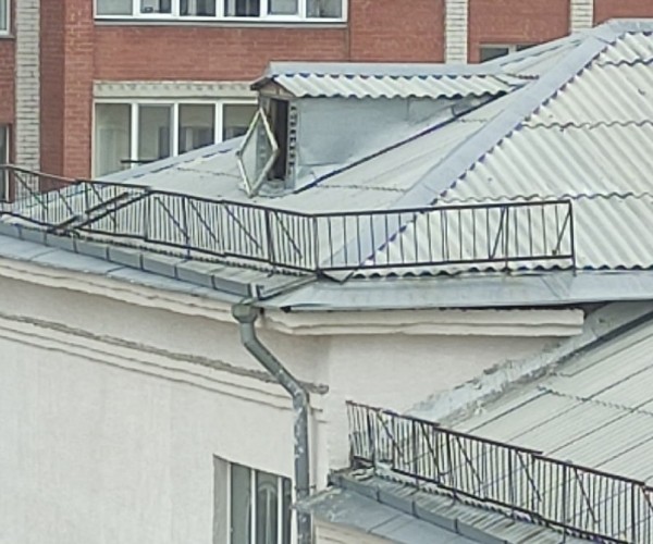 Сильный ветер повредил крышу курганской школы