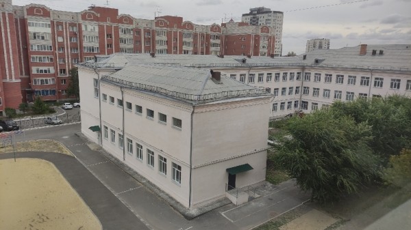 Сильный ветер повредил крышу курганской школы
