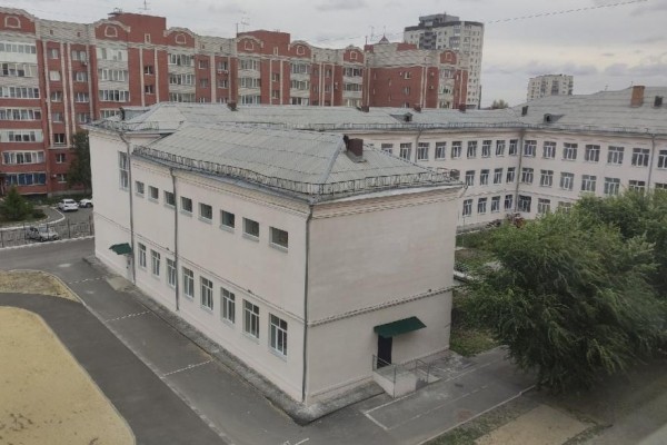 Сильный ветер повредил крышу курганской школы