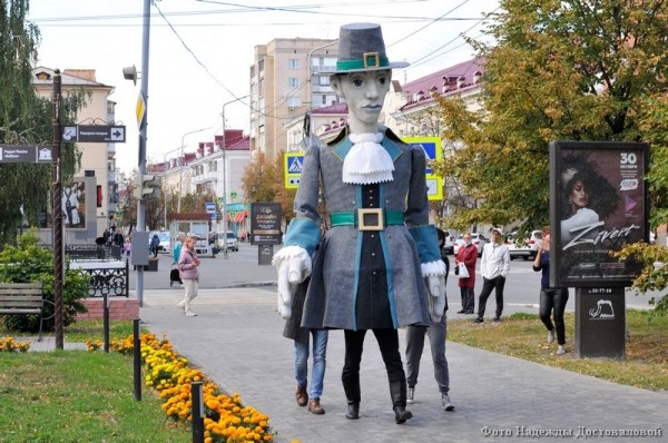 По Кургану прогулялась трёхметровая кукла Гулливер