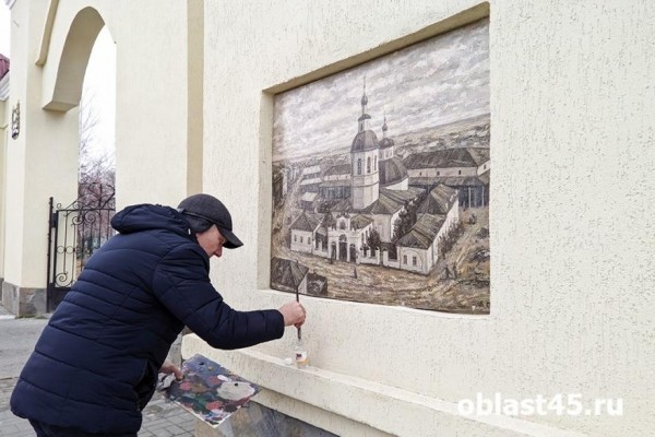 В Кургане на входе в Горсад установили картины
