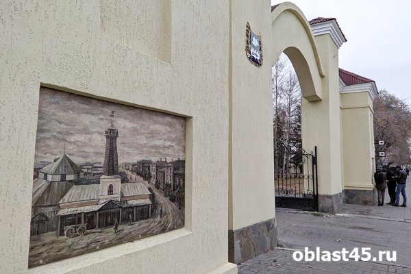 В Кургане на входе в Горсад установили картины