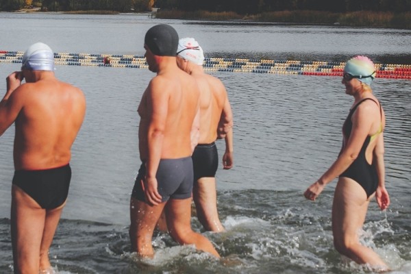 Курганские &laquo;моржи&raquo; устроили 110 заплывов в честь открытия зимнего сезона