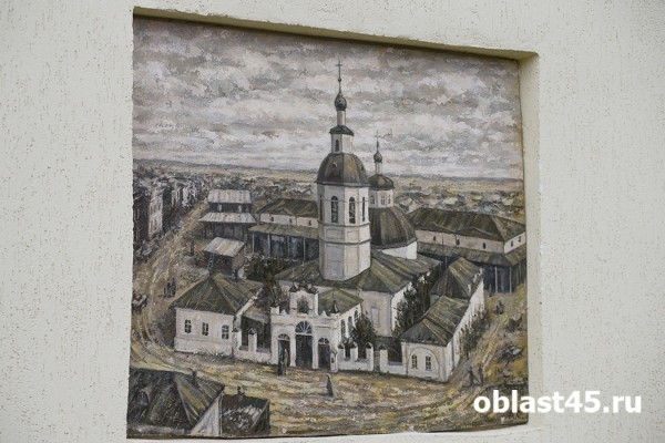 В Кургане на входе в Горсад установили картины