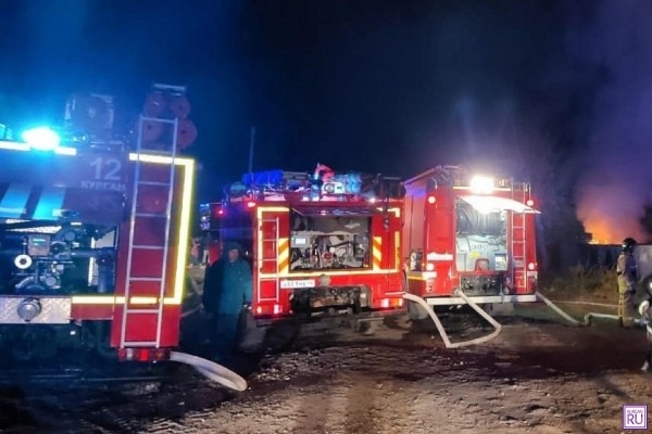 В Кургане в ночном пожаре погибли шесть человек, двое из них - дети В Кургане в ночном пожаре погибли шесть человек, двое из них - дети