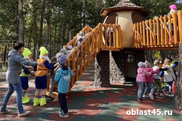 В курганском парке на ремонт закрыли новую игровую площадку В курганском парке на ремонт закрыли новую игровую площадку