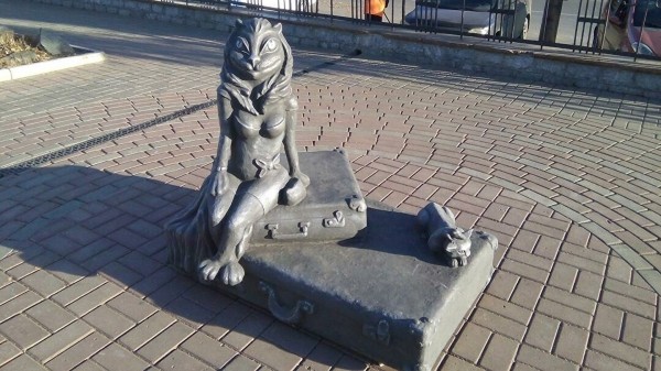Скульптуру кошки с "женской грудью" у вокзала в Кургане демонтировали после жалоб жителей