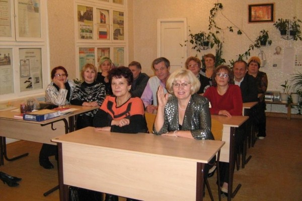 Выпускники курганской школы-интерната №17 поздравляют учителя с 90-летием 