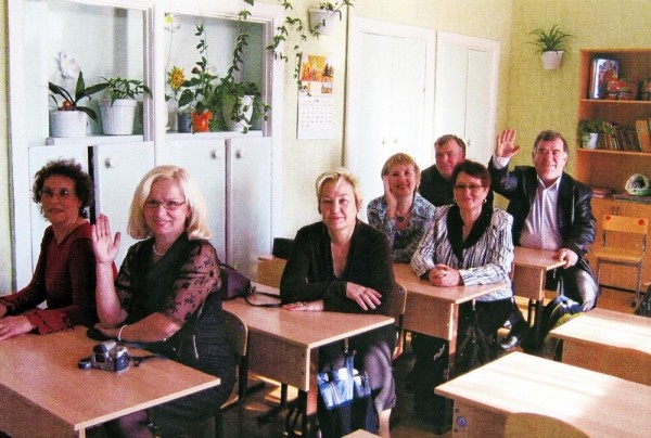 Выпускники курганской школы-интерната №17 поздравляют учителя с 90-летием 
