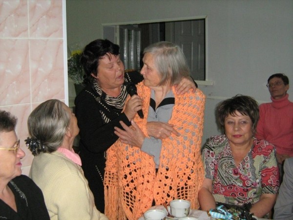 Выпускники курганской школы-интерната №17 поздравляют учителя с 90-летием 