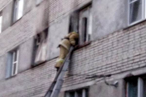 В Курганском микрорайоне Рябково в пятиэтажке сгорела женщина