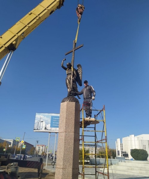 В Кургане установили копию скульптуры ангела из Санкт-Петербурга