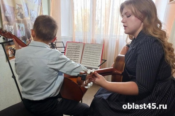Профессионалы и самоучки: курганцы рассказывают о своём музыкальном пути