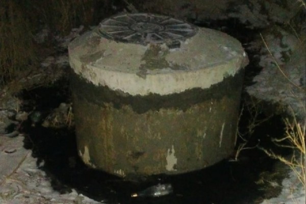 В Кургане канализационные воды затопили улицу из-за кома тряпок В Кургане канализационные воды затопили улицу из-за кома тряпок