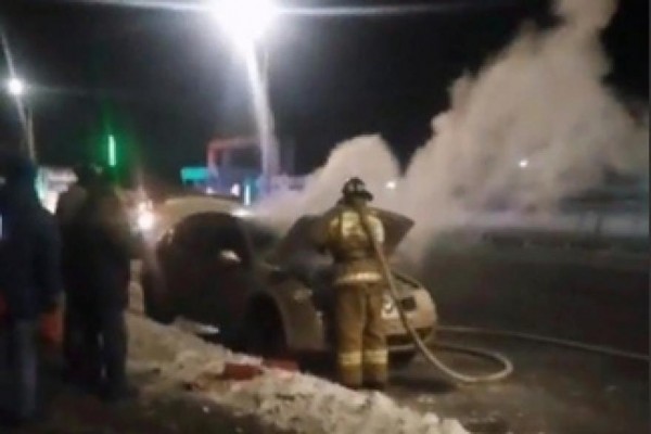 Во 2-ом микрорайоне Кургана загорелась иномарка