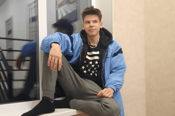 Житель Кургана вытоптал на снегу рисунок, пока ждал свою девушку 