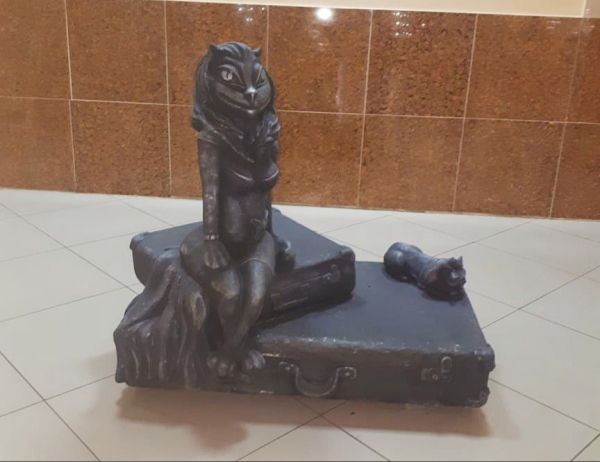 Скульптуру кошки с женской грудью установили в курганском торговом центре