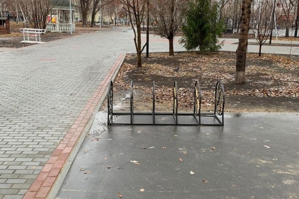 В городском саду Кургана установили велопарковки