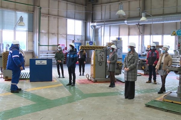 Школьникам Курганской области показали, как работает нефтепровод Школьникам Курганской области показали, как работает нефтепровод
