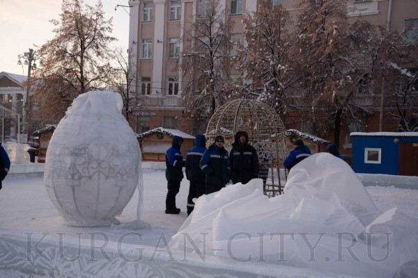 Площадь Кургана украшают объемными новогодними фигурами
