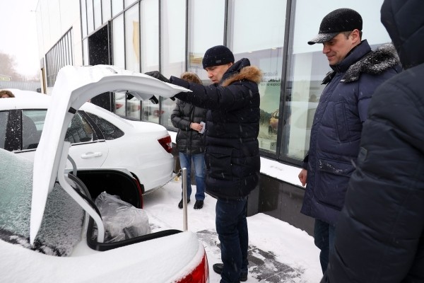 Губернатор Вадим Шумков вручил ключи от 23 новых машин неотложной медицинской помощи Губернатор Вадим Шумков вручил ключи от 23 новых машин неотложной медицинской помощи