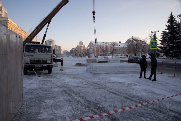 Площадь Кургана украшают объемными новогодними фигурами