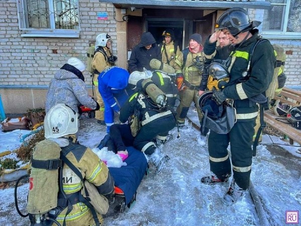 В Шадринске при пожаре в пятиэтажке спасены 8 человек, 13 эвакуированы В Шадринске при пожаре в пятиэтажке спасены 8 человек, 13 эвакуированы
