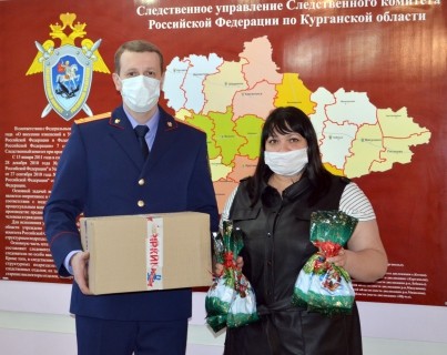 Сотрудники регионального следственного управления передали новогодние подарки в Курганский центр социальной помощи семье и детям