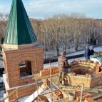 
											На новом Чимеевском храме начали устанавливать купола 									