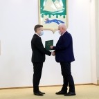 Накануне Нового года вручены государственные, ведомственные и региональные награды жителям области
Накануне Нового года вручены государственные, ведомственные и региональные награды жителям области