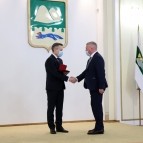 Накануне Нового года вручены государственные, ведомственные и региональные награды жителям области
Накануне Нового года вручены государственные, ведомственные и региональные награды жителям области