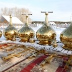 
											На новом Чимеевском храме начали устанавливать купола 									