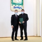 Накануне Нового года вручены государственные, ведомственные и региональные награды жителям области
Накануне Нового года вручены государственные, ведомственные и региональные награды жителям области