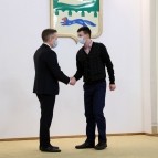 Накануне Нового года вручены государственные, ведомственные и региональные награды жителям области
Накануне Нового года вручены государственные, ведомственные и региональные награды жителям области