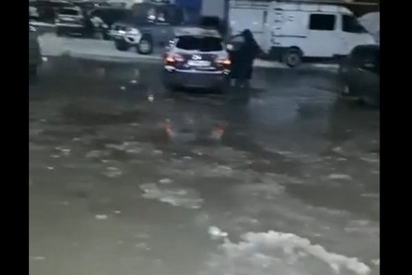 В центре Кургана из-за аварии затопило двор