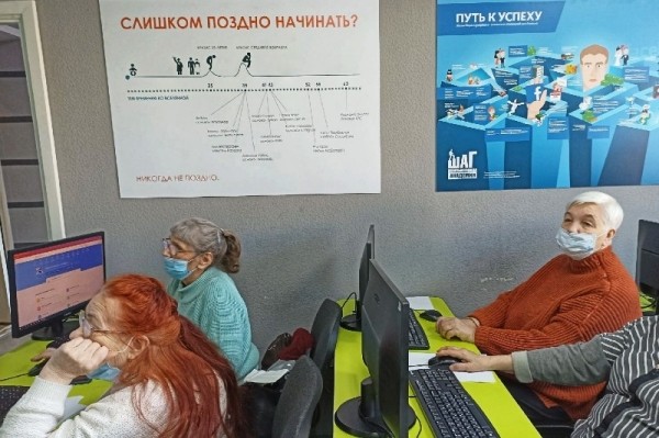 Пенсионеры пошли за госуслугами, не сходя с места